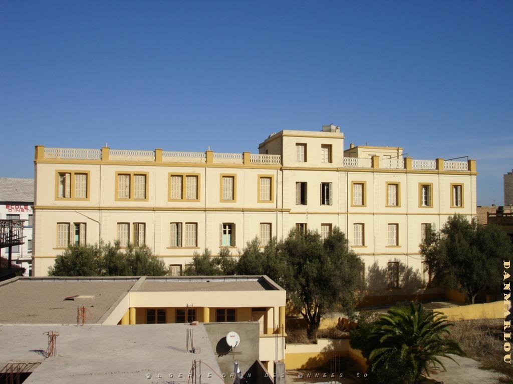 ORAN 10 2005 105 ECOLE ET PENSIONNAT STE MARIE DES CHAMPS OU J Y SUIS ALLEE JARDIN COUPE EN 2.JPG